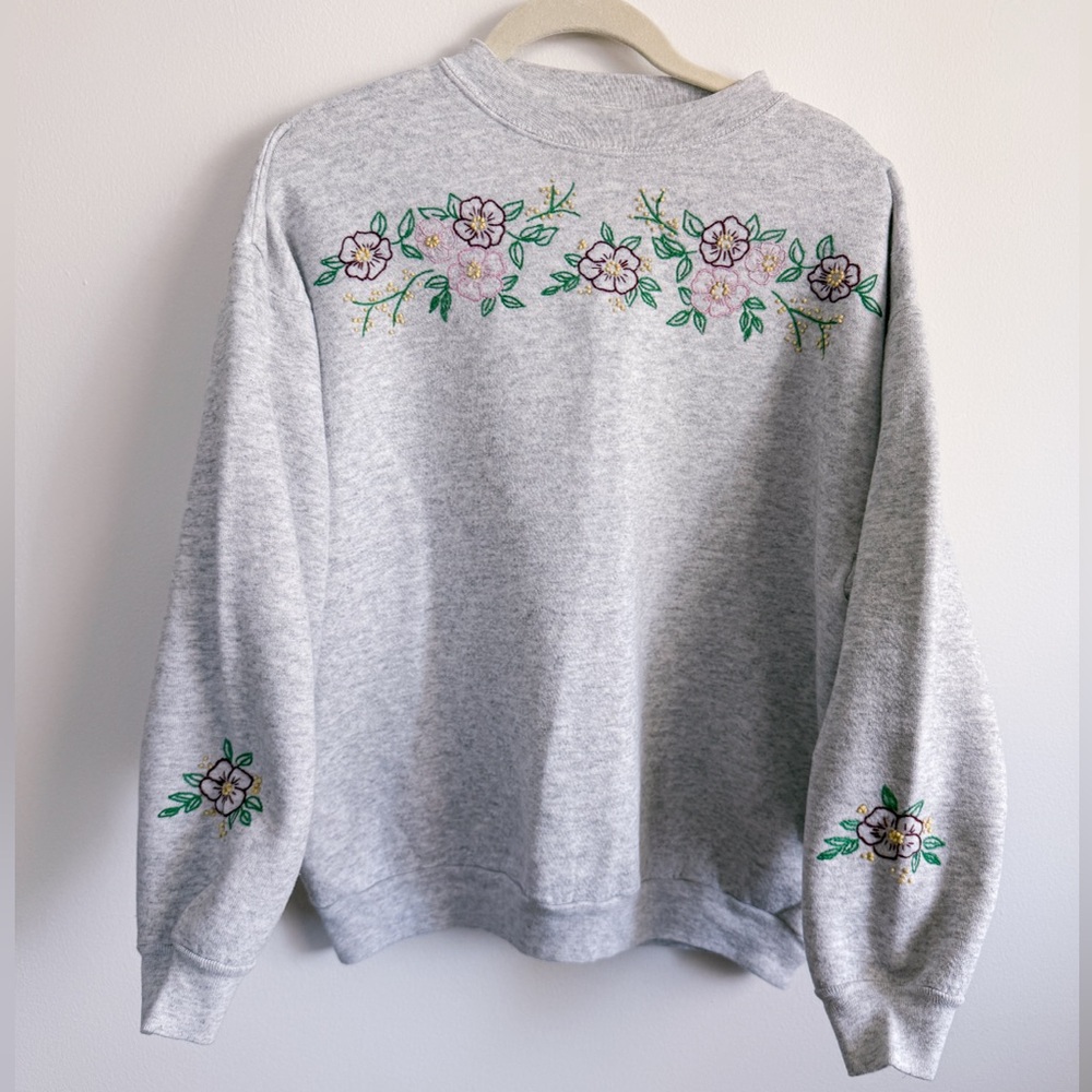 Vintage 90’s floral embroidered crewneck sweatshirt cottagecore grandmacore